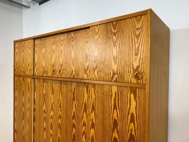 WMK # Stilvoller und sehr gut erhaltener heller skandinavischer Kleiderschrank mit Schiebetüren und geräumigen Aufsatz # Schrank großer Schlafzimmerschrank Wäscheschrank Wardrobe Danish Design Vintage