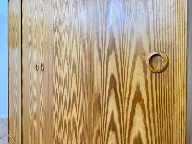 WMK # Stilvoller und sehr gut erhaltener heller skandinavischer Kleiderschrank mit Schiebetüren und geräumigen Aufsatz # Schrank großer Schlafzimmerschrank Wäscheschrank Wardrobe Danish Design Vintage