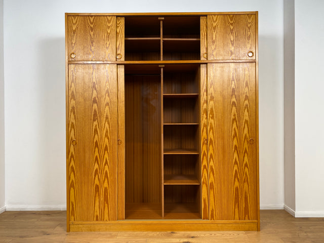 WMK # Stilvoller und sehr gut erhaltener heller skandinavischer Kleiderschrank mit Schiebetüren und geräumigen Aufsatz # Schrank großer Schlafzimmerschrank Wäscheschrank Wardrobe Danish Design Vintage