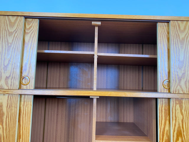 WMK # Stilvoller und sehr gut erhaltener heller skandinavischer Kleiderschrank mit Schiebetüren und geräumigen Aufsatz # Schrank großer Schlafzimmerschrank Wäscheschrank Wardrobe Danish Design Vintage