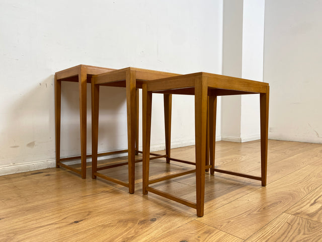 WMK I Stilvoller heller skandinavischer Mid-Century 3-in-1 Satztisch I Couchtisch Wohnzimmertisch Beistelltisch Side Coffee Nesting Table Blumen Tisch Bank Danish Design Vintage Berlin Leipzig Hamburg