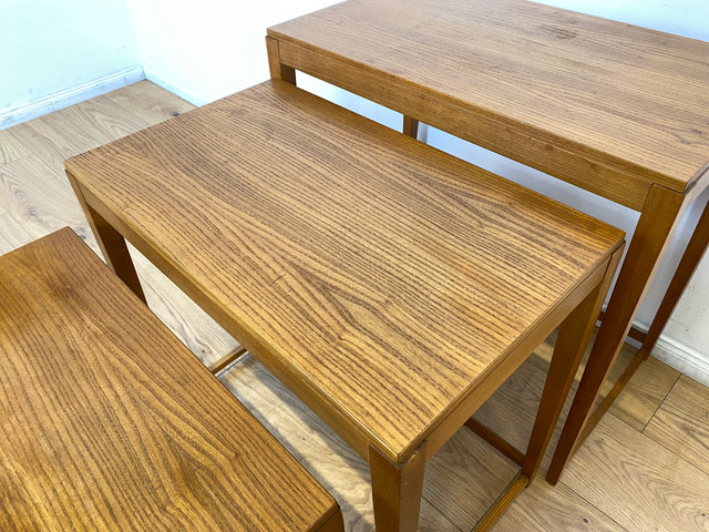 WMK I Stilvoller heller skandinavischer Mid-Century 3-in-1 Satztisch I Couchtisch Wohnzimmertisch Beistelltisch Side Coffee Nesting Table Blumen Tisch Bank Danish Design Vintage Berlin Leipzig Hamburg