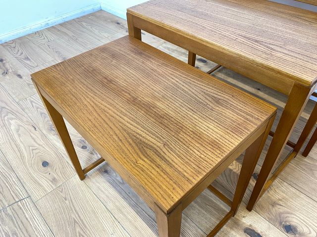 WMK I Stilvoller heller skandinavischer Mid-Century 3-in-1 Satztisch I Couchtisch Wohnzimmertisch Beistelltisch Side Coffee Nesting Table Blumen Tisch Bank Danish Design Vintage Berlin Leipzig Hamburg