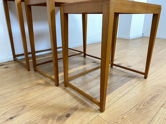 WMK I Stilvoller heller skandinavischer Mid-Century 3-in-1 Satztisch I Couchtisch Wohnzimmertisch Beistelltisch Side Coffee Nesting Table Blumen Tisch Bank Danish Design Vintage Berlin Leipzig Hamburg