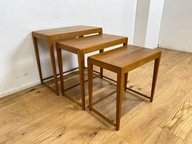 WMK I Stilvoller heller skandinavischer Mid-Century 3-in-1 Satztisch I Couchtisch Wohnzimmertisch Beistelltisch Side Coffee Nesting Table Blumen Tisch Bank Danish Design Vintage Berlin Leipzig Hamburg