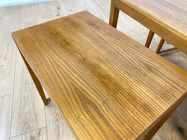 WMK I Stilvoller heller skandinavischer Mid-Century 3-in-1 Satztisch I Couchtisch Wohnzimmertisch Beistelltisch Side Coffee Nesting Table Blumen Tisch Bank Danish Design Vintage Berlin Leipzig Hamburg