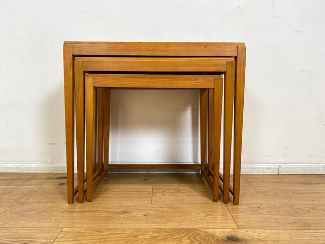 WMK I Stilvoller heller skandinavischer Mid-Century 3-in-1 Satztisch I Couchtisch Wohnzimmertisch Beistelltisch Side Coffee Nesting Table Blumen Tisch Bank Danish Design Vintage Berlin Leipzig Hamburg