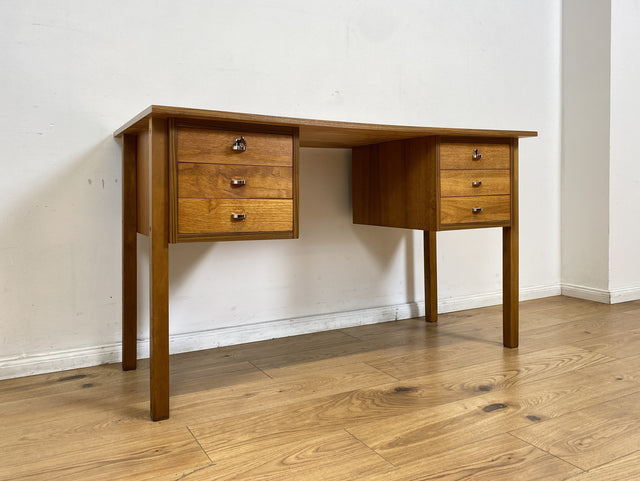 WMK # Minimalistischer heller skandinavischer Vintage Schreibtisch in Teakholz , freistellend, mit 6 Schubladen und Chrom Griffen I Desk Arbeitstisch Bürotisch Danish Design Teak Berlin Bayern Dessau