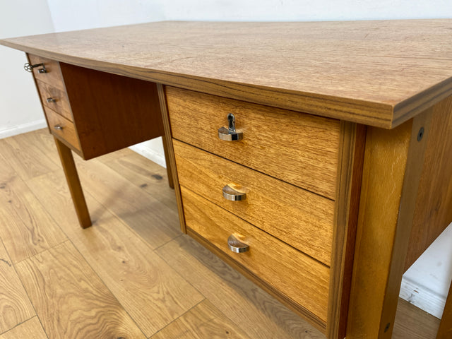 WMK # Minimalistischer heller skandinavischer Vintage Schreibtisch in Teakholz , freistellend, mit 6 Schubladen und Chrom Griffen I Desk Arbeitstisch Bürotisch Danish Design Teak Berlin Bayern Dessau