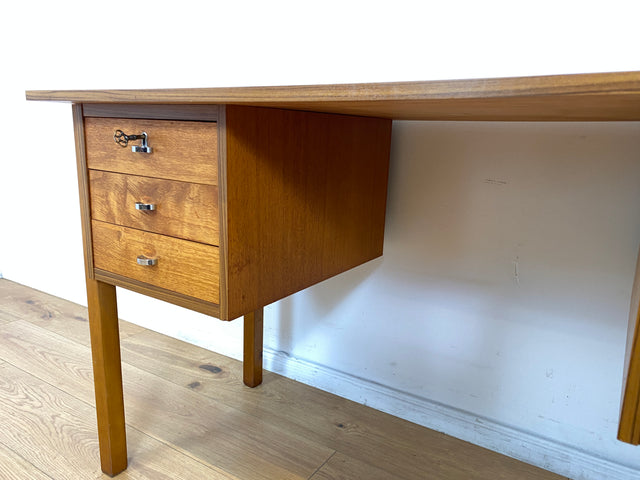 WMK # Minimalistischer heller skandinavischer Vintage Schreibtisch in Teakholz , freistellend, mit 6 Schubladen und Chrom Griffen I Desk Arbeitstisch Bürotisch Danish Design Teak Berlin Bayern Dessau