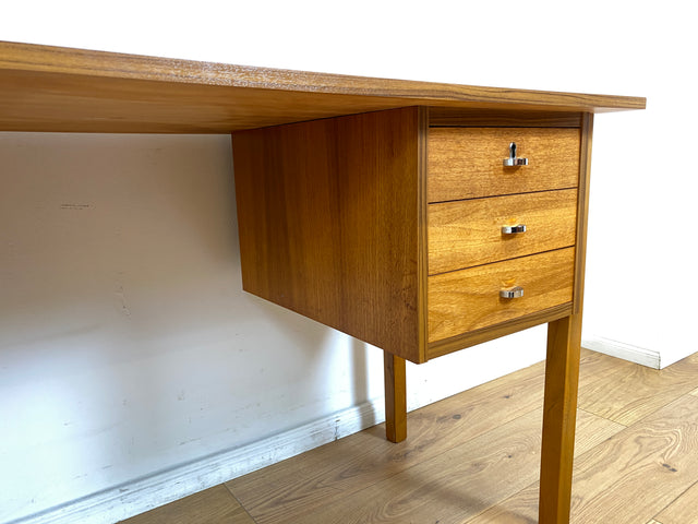 WMK # Minimalistischer heller skandinavischer Vintage Schreibtisch in Teakholz , freistellend, mit 6 Schubladen und Chrom Griffen I Desk Arbeitstisch Bürotisch Danish Design Teak Berlin Bayern Dessau