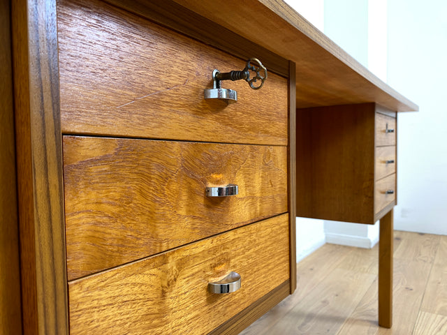 WMK # Minimalistischer heller skandinavischer Vintage Schreibtisch in Teakholz , freistellend, mit 6 Schubladen und Chrom Griffen I Desk Arbeitstisch Bürotisch Danish Design Teak Berlin Bayern Dessau