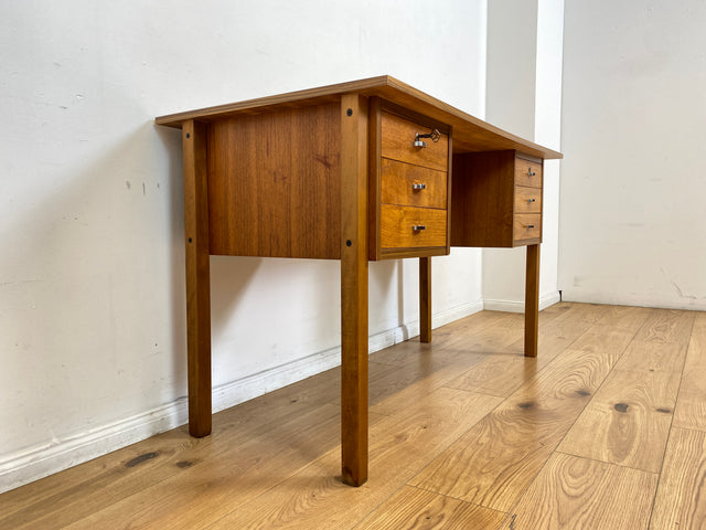 WMK # Minimalistischer heller skandinavischer Vintage Schreibtisch in Teakholz , freistellend, mit 6 Schubladen und Chrom Griffen I Desk Arbeitstisch Bürotisch Danish Design Teak Berlin Bayern Dessau