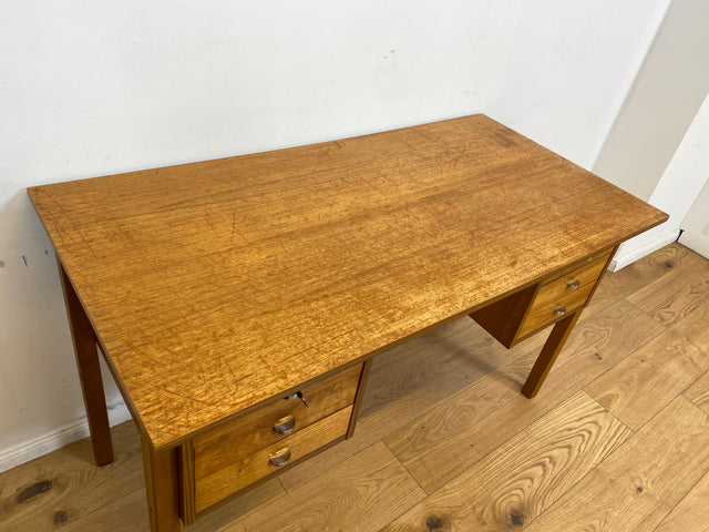 WMK # Minimalistischer heller skandinavischer Vintage Schreibtisch in Teakholz , freistellend, mit 6 Schubladen und Chrom Griffen I Desk Arbeitstisch Bürotisch Danish Design Teak Berlin Bayern Dessau