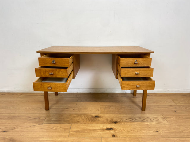 WMK # Minimalistischer heller skandinavischer Vintage Schreibtisch in Teakholz , freistellend, mit 6 Schubladen und Chrom Griffen I Desk Arbeitstisch Bürotisch Danish Design Teak Berlin Bayern Dessau