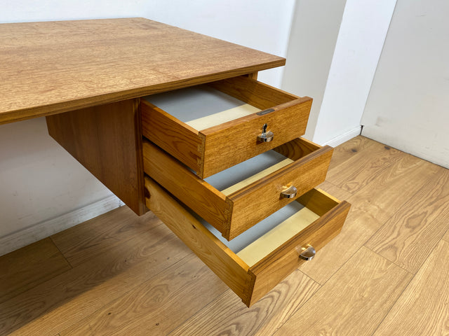 WMK # Minimalistischer heller skandinavischer Vintage Schreibtisch in Teakholz , freistellend, mit 6 Schubladen und Chrom Griffen I Desk Arbeitstisch Bürotisch Danish Design Teak Berlin Bayern Dessau
