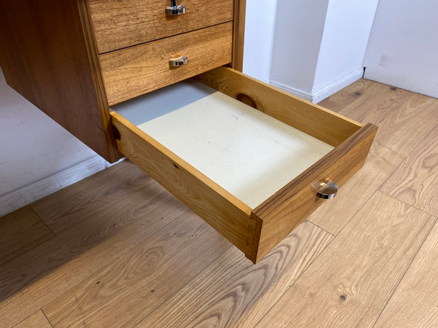 WMK # Minimalistischer heller skandinavischer Vintage Schreibtisch in Teakholz , freistellend, mit 6 Schubladen und Chrom Griffen I Desk Arbeitstisch Bürotisch Danish Design Teak Berlin Bayern Dessau