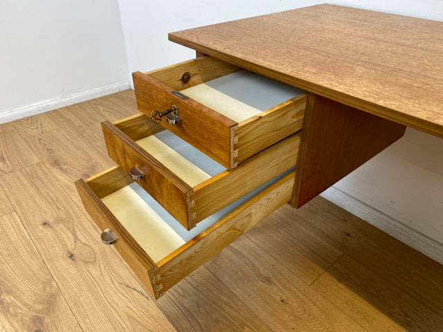 WMK # Minimalistischer heller skandinavischer Vintage Schreibtisch in Teakholz , freistellend, mit 6 Schubladen und Chrom Griffen I Desk Arbeitstisch Bürotisch Danish Design Teak Berlin Bayern Dessau