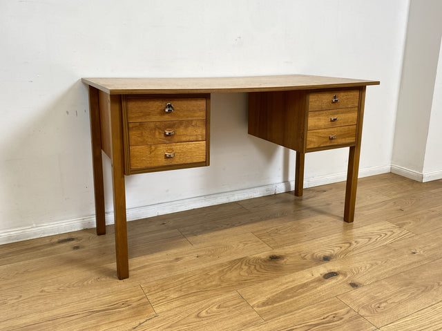 WMK # Minimalistischer heller skandinavischer Vintage Schreibtisch in Teakholz , freistellend, mit 6 Schubladen und Chrom Griffen I Desk Arbeitstisch Bürotisch Danish Design Teak Berlin Bayern Dessau