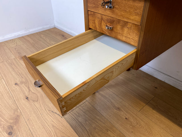 WMK # Minimalistischer heller skandinavischer Vintage Schreibtisch in Teakholz , freistellend, mit 6 Schubladen und Chrom Griffen I Desk Arbeitstisch Bürotisch Danish Design Teak Berlin Bayern Dessau