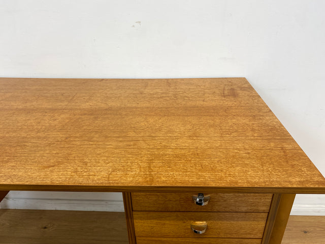 WMK # Minimalistischer heller skandinavischer Vintage Schreibtisch in Teakholz , freistellend, mit 6 Schubladen und Chrom Griffen I Desk Arbeitstisch Bürotisch Danish Design Teak Berlin Bayern Dessau