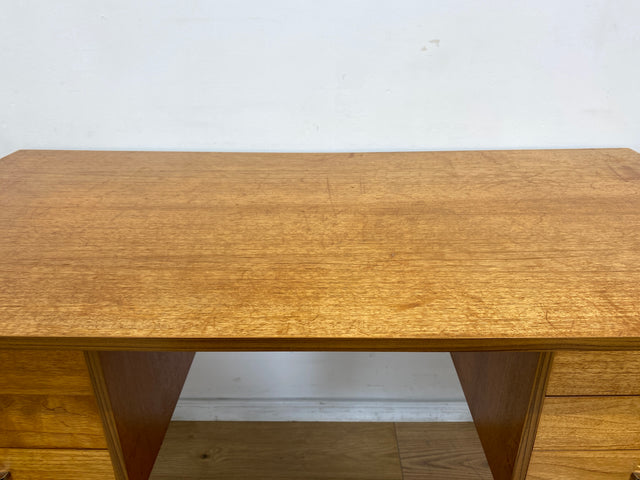 WMK # Minimalistischer heller skandinavischer Vintage Schreibtisch in Teakholz , freistellend, mit 6 Schubladen und Chrom Griffen I Desk Arbeitstisch Bürotisch Danish Design Teak Berlin Bayern Dessau