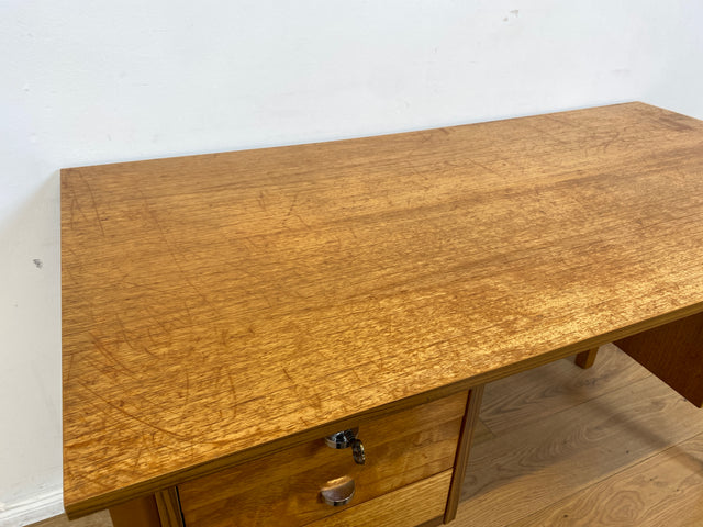 WMK # Minimalistischer heller skandinavischer Vintage Schreibtisch in Teakholz , freistellend, mit 6 Schubladen und Chrom Griffen I Desk Arbeitstisch Bürotisch Danish Design Teak Berlin Bayern Dessau