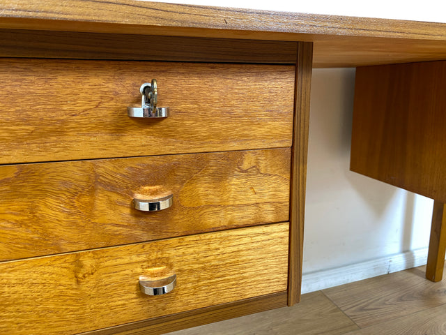 WMK # Minimalistischer heller skandinavischer Vintage Schreibtisch in Teakholz , freistellend, mit 6 Schubladen und Chrom Griffen I Desk Arbeitstisch Bürotisch Danish Design Teak Berlin Bayern Dessau