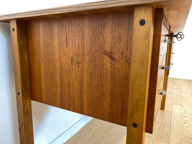 WMK # Minimalistischer heller skandinavischer Vintage Schreibtisch in Teakholz , freistellend, mit 6 Schubladen und Chrom Griffen I Desk Arbeitstisch Bürotisch Danish Design Teak Berlin Bayern Dessau