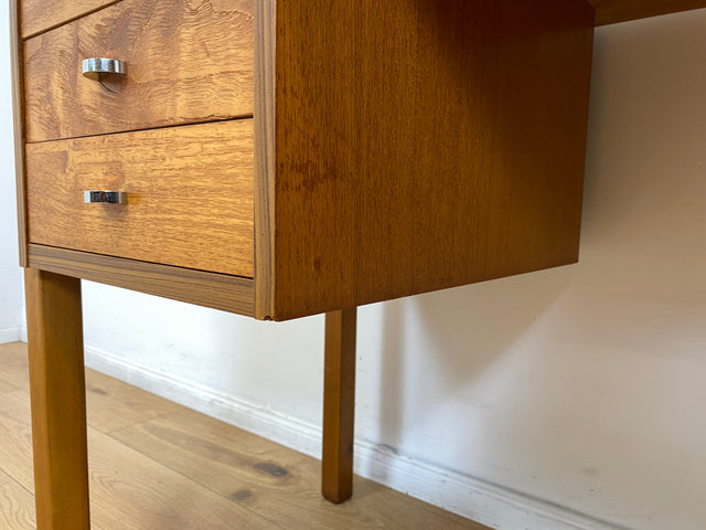 WMK # Minimalistischer heller skandinavischer Vintage Schreibtisch in Teakholz , freistellend, mit 6 Schubladen und Chrom Griffen I Desk Arbeitstisch Bürotisch Danish Design Teak Berlin Bayern Dessau