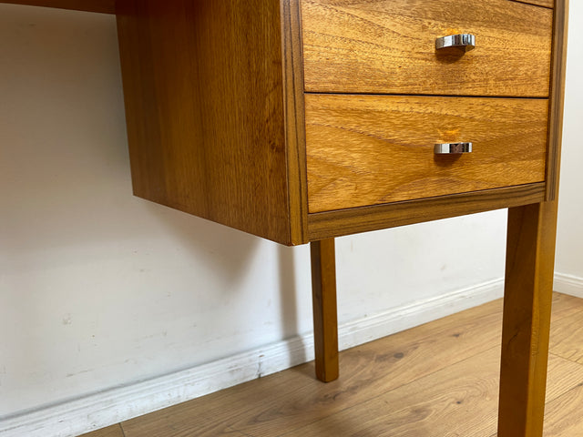 WMK # Minimalistischer heller skandinavischer Vintage Schreibtisch in Teakholz , freistellend, mit 6 Schubladen und Chrom Griffen I Desk Arbeitstisch Bürotisch Danish Design Teak Berlin Bayern Dessau