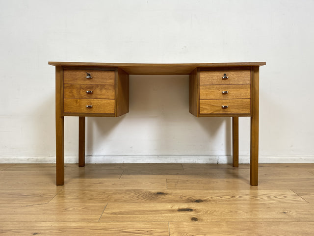 WMK # Minimalistischer heller skandinavischer Vintage Schreibtisch in Teakholz , freistellend, mit 6 Schubladen und Chrom Griffen I Desk Arbeitstisch Bürotisch Danish Design Teak Berlin Bayern Dessau