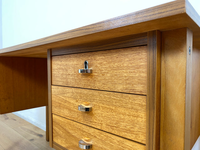 WMK # Minimalistischer heller skandinavischer Vintage Schreibtisch in Teakholz , freistellend, mit 6 Schubladen und Chrom Griffen I Desk Arbeitstisch Bürotisch Danish Design Teak Berlin Bayern Dessau