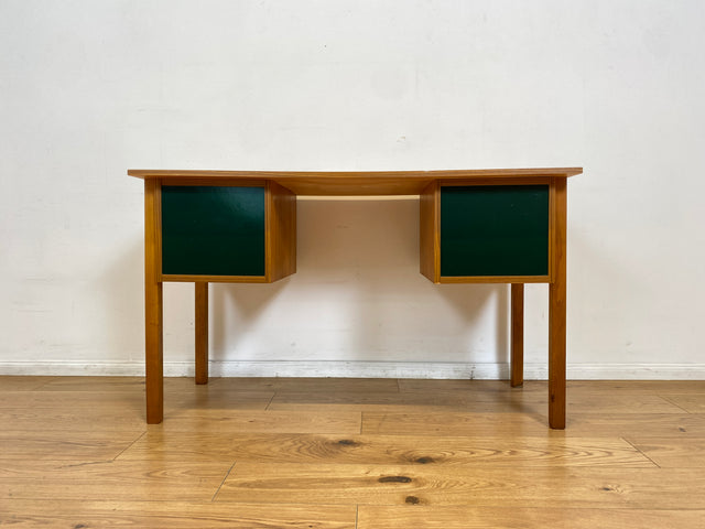 WMK # Minimalistischer heller skandinavischer Vintage Schreibtisch in Teakholz , freistellend, mit 6 Schubladen und Chrom Griffen I Desk Arbeitstisch Bürotisch Danish Design Teak Berlin Bayern Dessau