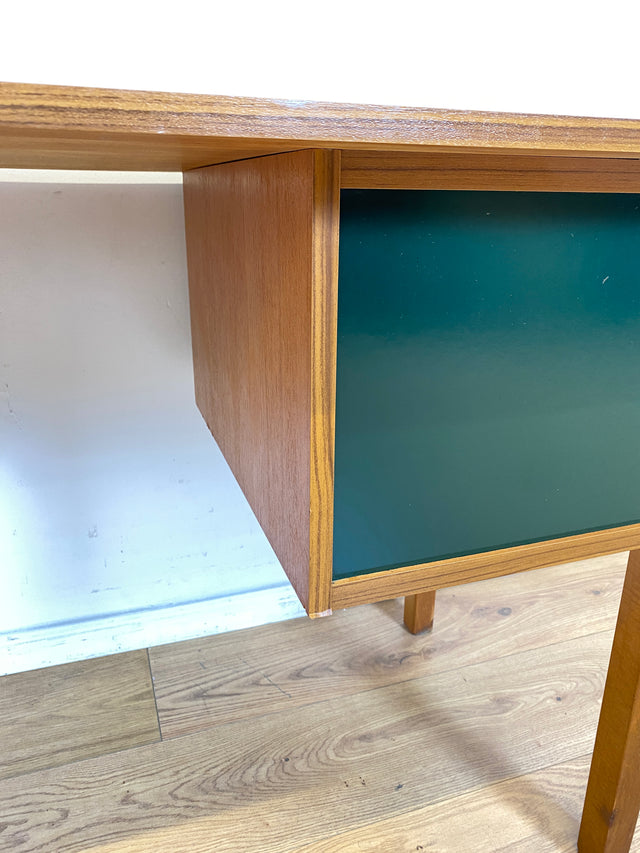 WMK # Minimalistischer heller skandinavischer Vintage Schreibtisch in Teakholz , freistellend, mit 6 Schubladen und Chrom Griffen I Desk Arbeitstisch Bürotisch Danish Design Teak Berlin Bayern Dessau