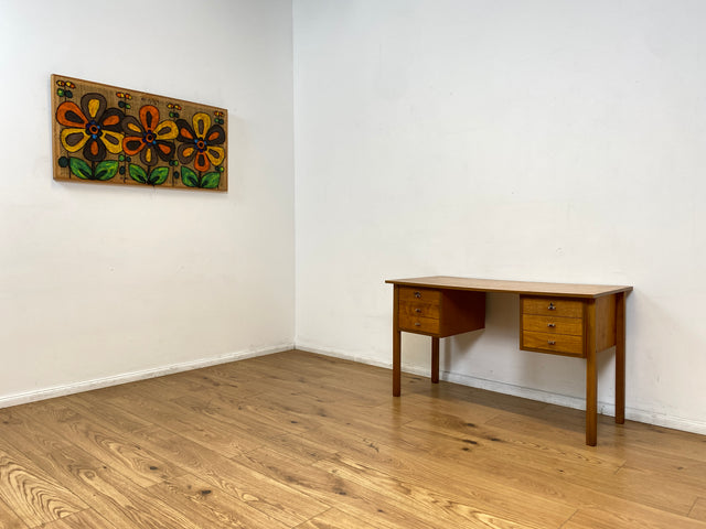 WMK # Minimalistischer heller skandinavischer Vintage Schreibtisch in Teakholz , freistellend, mit 6 Schubladen und Chrom Griffen I Desk Arbeitstisch Bürotisch Danish Design Teak Berlin Bayern Dessau