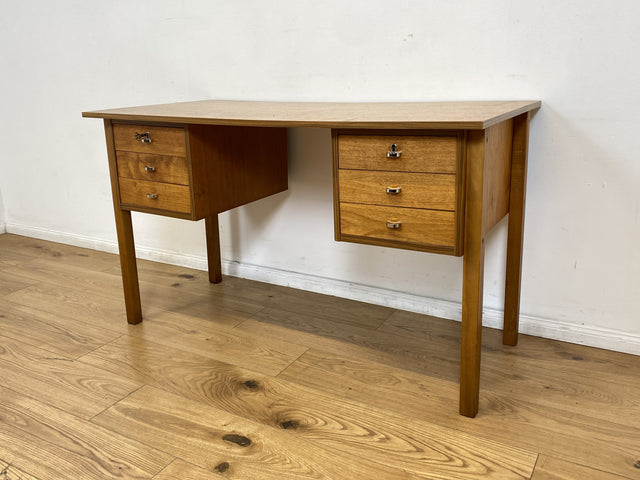 WMK # Minimalistischer heller skandinavischer Vintage Schreibtisch in Teakholz , freistellend, mit 6 Schubladen und Chrom Griffen I Desk Arbeitstisch Bürotisch Danish Design Teak Berlin Bayern Dessau