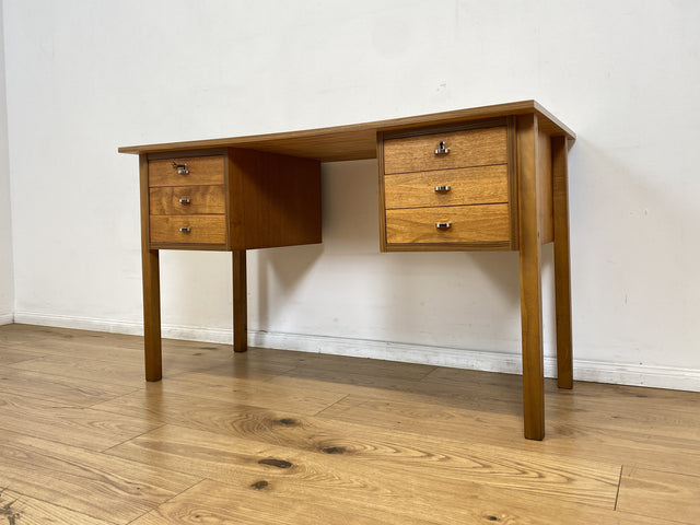 WMK # Minimalistischer heller skandinavischer Vintage Schreibtisch in Teakholz , freistellend, mit 6 Schubladen und Chrom Griffen I Desk Arbeitstisch Bürotisch Danish Design Teak Berlin Bayern Dessau