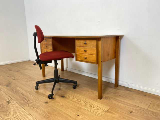 WMK # Minimalistischer heller skandinavischer Vintage Schreibtisch in Teakholz , freistellend, mit 6 Schubladen und Chrom Griffen I Desk Arbeitstisch Bürotisch Danish Design Teak Berlin Bayern Dessau