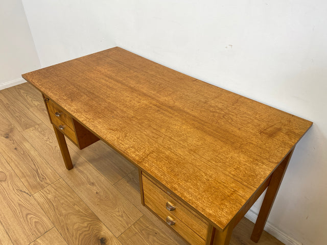 WMK # Minimalistischer heller skandinavischer Vintage Schreibtisch in Teakholz , freistellend, mit 6 Schubladen und Chrom Griffen I Desk Arbeitstisch Bürotisch Danish Design Teak Berlin Bayern Dessau