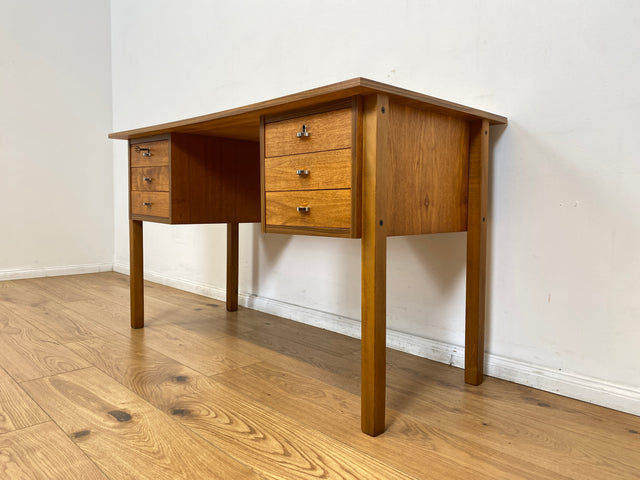 WMK # Minimalistischer heller skandinavischer Vintage Schreibtisch in Teakholz , freistellend, mit 6 Schubladen und Chrom Griffen I Desk Arbeitstisch Bürotisch Danish Design Teak Berlin Bayern Dessau