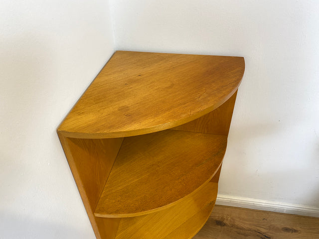 WMK I Kleines & sehr gut erhaltenes helles Mid-Century Eckregal aus vollem Holz mit konischen Füßen I Regal Bücherregal Eckschrank Eckkommode Ecke Vintage Beistelltisch Berlin Stuttgart Bielefeld 60er