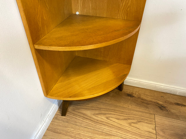 WMK I Kleines & sehr gut erhaltenes helles Mid-Century Eckregal aus vollem Holz mit konischen Füßen I Regal Bücherregal Eckschrank Eckkommode Ecke Vintage Beistelltisch Berlin Stuttgart Bielefeld 60er