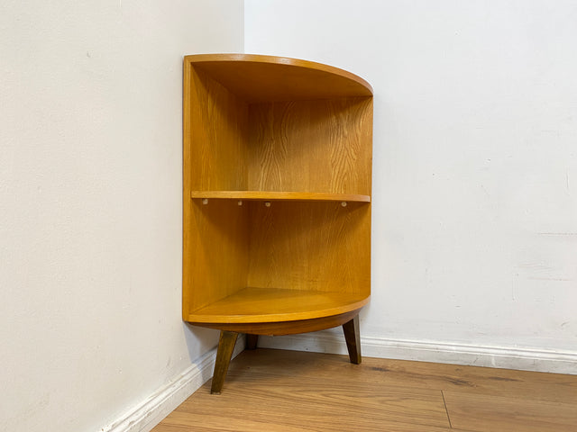 WMK I Kleines & sehr gut erhaltenes helles Mid-Century Eckregal aus vollem Holz mit konischen Füßen I Regal Bücherregal Eckschrank Eckkommode Ecke Vintage Beistelltisch Berlin Stuttgart Bielefeld 60er