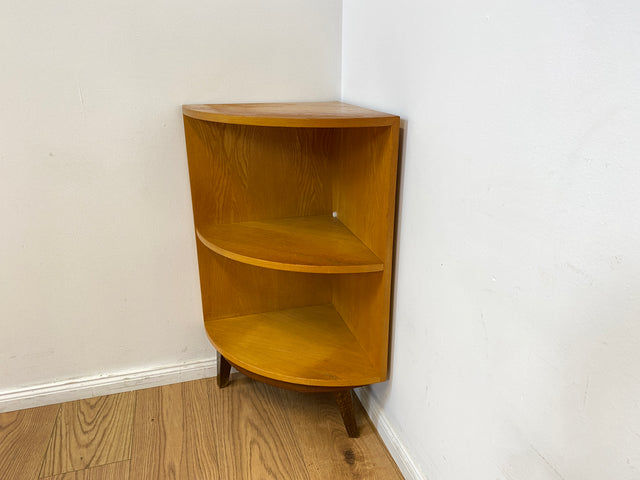 WMK I Kleines & sehr gut erhaltenes helles Mid-Century Eckregal aus vollem Holz mit konischen Füßen I Regal Bücherregal Eckschrank Eckkommode Ecke Vintage Beistelltisch Berlin Stuttgart Bielefeld 60er