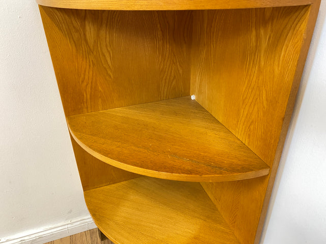 WMK I Kleines & sehr gut erhaltenes helles Mid-Century Eckregal aus vollem Holz mit konischen Füßen I Regal Bücherregal Eckschrank Eckkommode Ecke Vintage Beistelltisch Berlin Stuttgart Bielefeld 60er