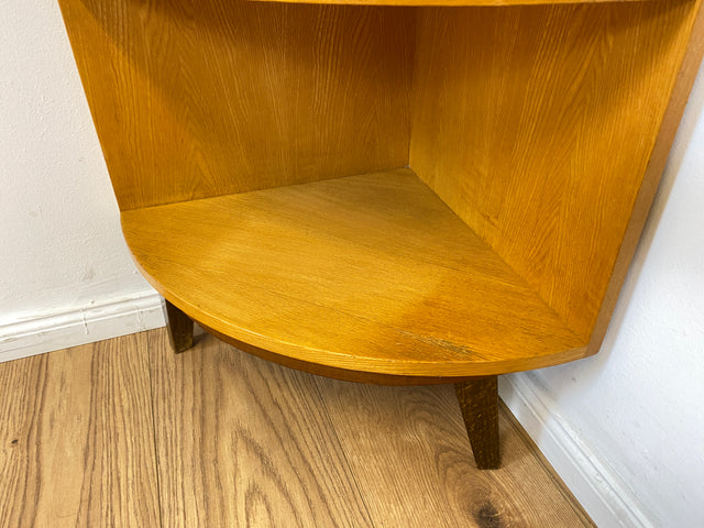 WMK I Kleines & sehr gut erhaltenes helles Mid-Century Eckregal aus vollem Holz mit konischen Füßen I Regal Bücherregal Eckschrank Eckkommode Ecke Vintage Beistelltisch Berlin Stuttgart Bielefeld 60er
