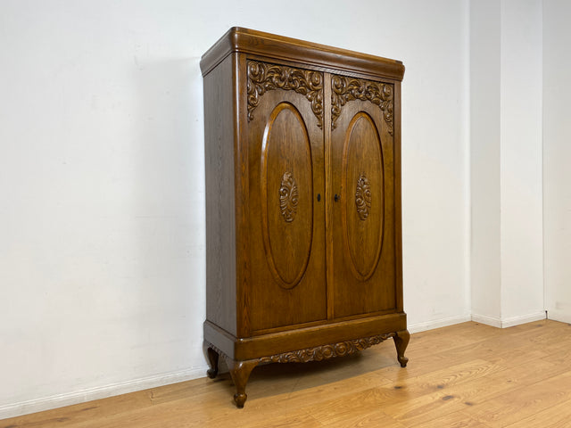 WMK I Pompöser historischer Wäscheschrank aus massiver Eiche mit handgeschnitzten Ornamenten I Schrank Kleiderschrank Wardrobe Vertiko Dielenschrank Bauernschrank Barock Antik Vintage Berlin Bayern