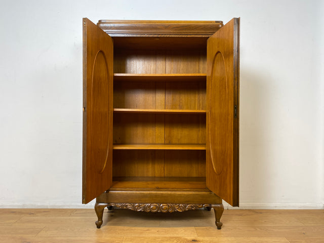 WMK I Pompöser historischer Wäscheschrank aus massiver Eiche mit handgeschnitzten Ornamenten I Schrank Kleiderschrank Wardrobe Vertiko Dielenschrank Bauernschrank Barock Antik Vintage Berlin Bayern