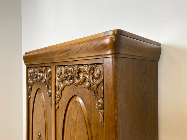 WMK I Pompöser historischer Wäscheschrank aus massiver Eiche mit handgeschnitzten Ornamenten I Schrank Kleiderschrank Wardrobe Vertiko Dielenschrank Bauernschrank Barock Antik Vintage Berlin Bayern